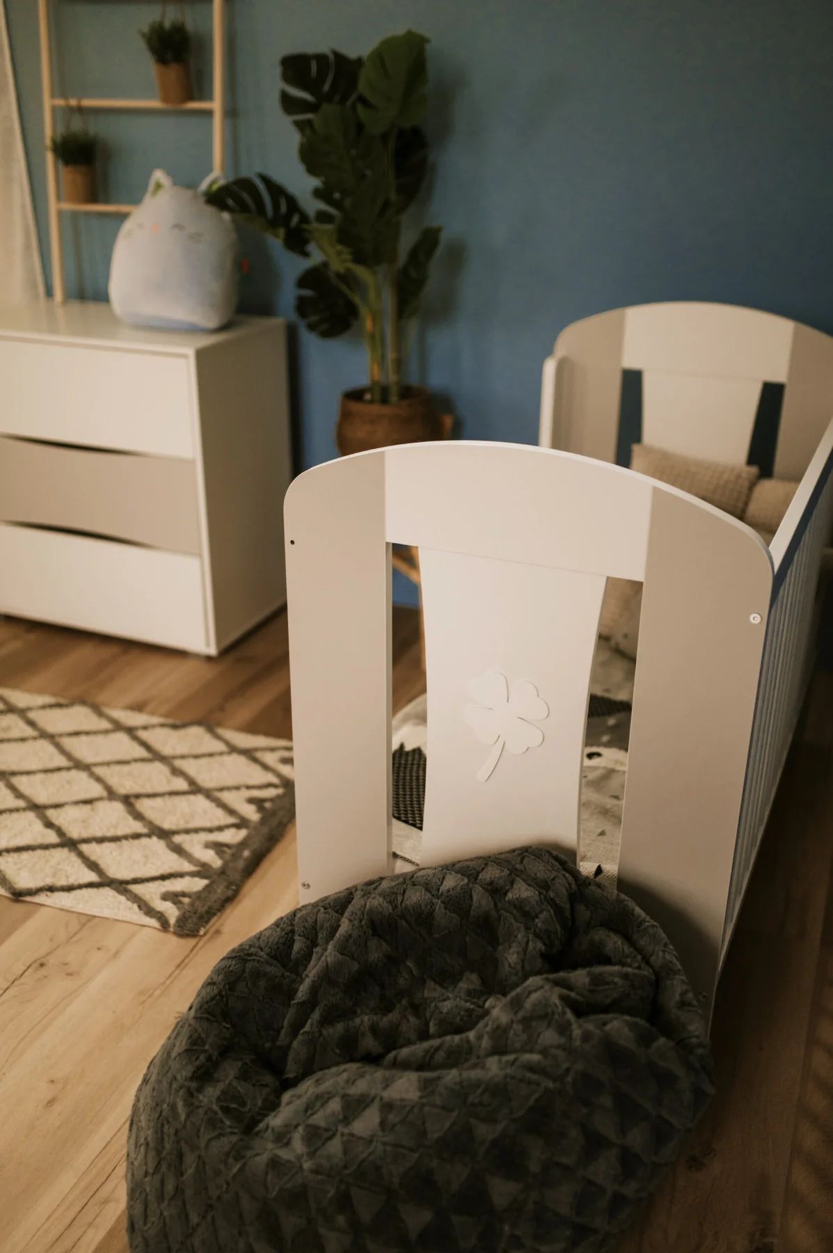 Klups Nati – Shtrat për bebe 120 × 60 cm, gri-e bardhë