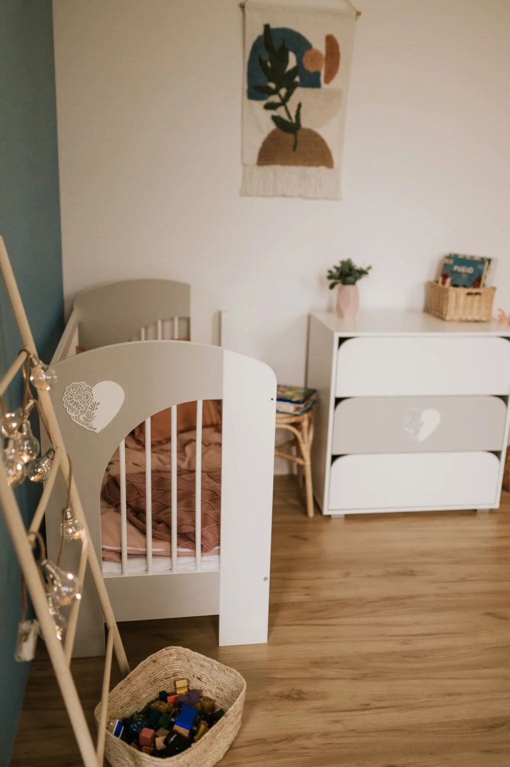 Klups Nel – Shtrat për bebe 120 × 60 cm, gri-e bardhë