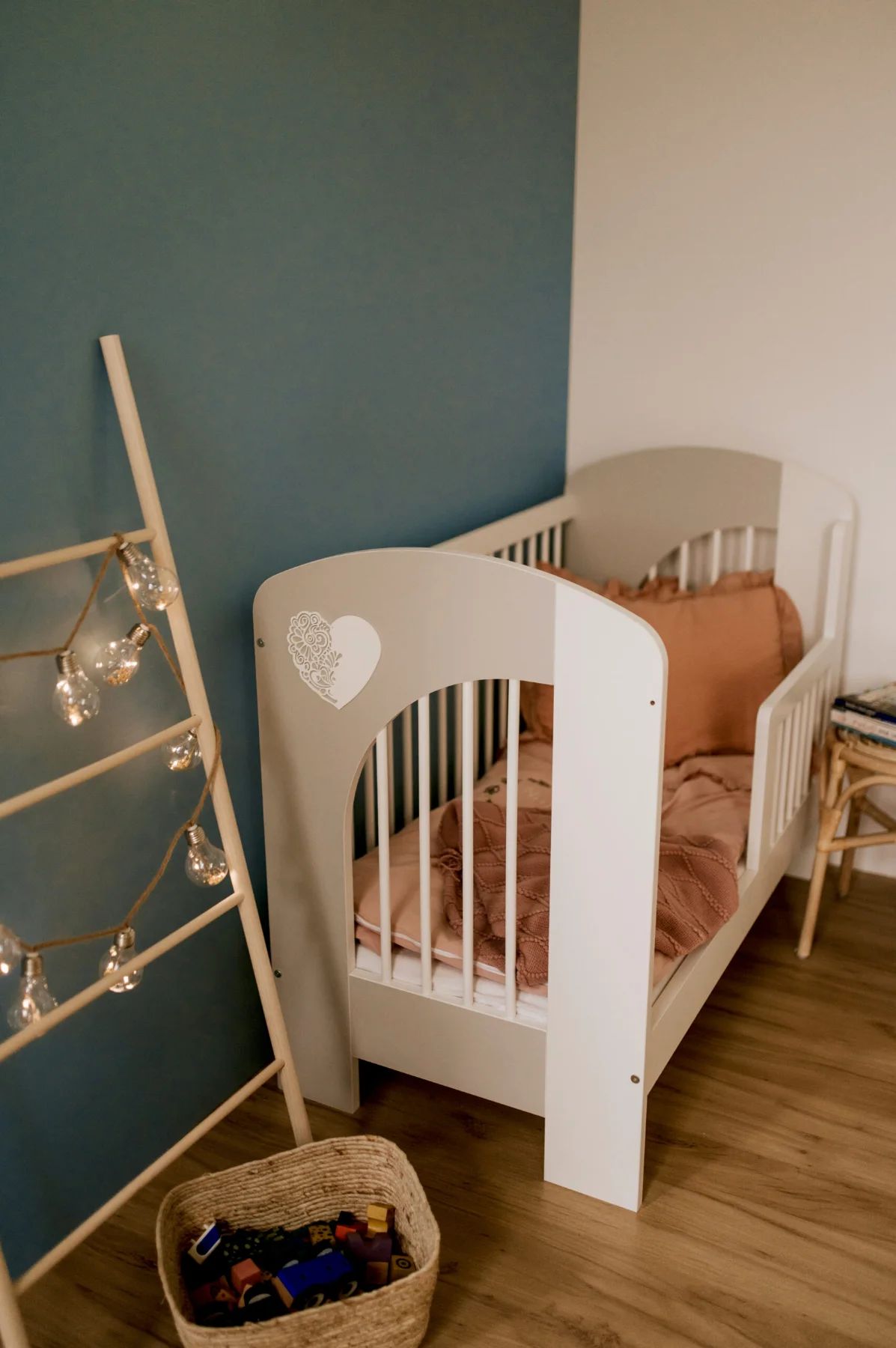 Klups Nel – Shtrat për bebe 120 × 60 cm, gri-e bardhë